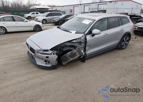 2025 Volvo V60 Cross Country Plus, B5 Awd Gas (Mild Hybrid) z USA, uszkodzony, nr VIN YV4L12WK6S2149595